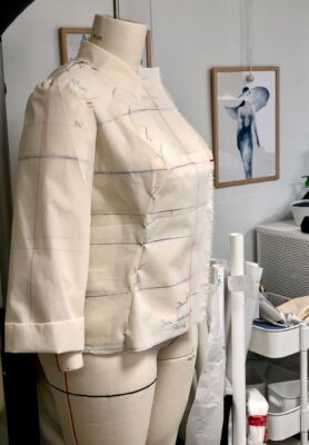 Chemisier de base avec manche adaptée grande taille moulage sur mannequin grande taille
