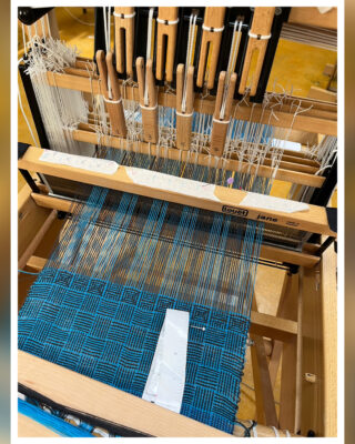 tissu en cours de tissage sur un métier à manettes