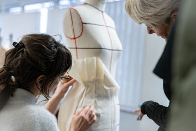Ménestrel_Productions_Reve_a_soie (88 sur 99) Elève et professeur autour d'un exercice de moulage sur mannequin